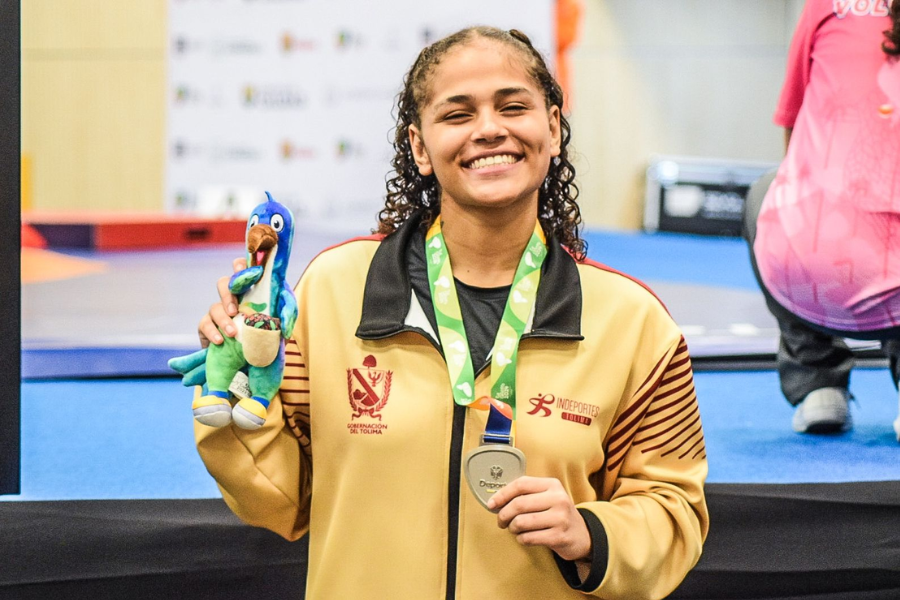 Valentina Carmona ganó medalla de plata para Tolima en lucha femenina en los Juegos Nacionales Juveniles