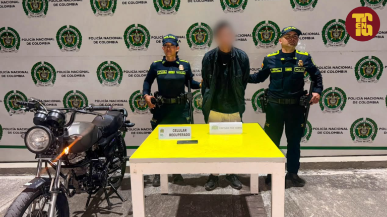 Cae atrancado ‘motoladrón’ tras hurtar un celular con cuchillo