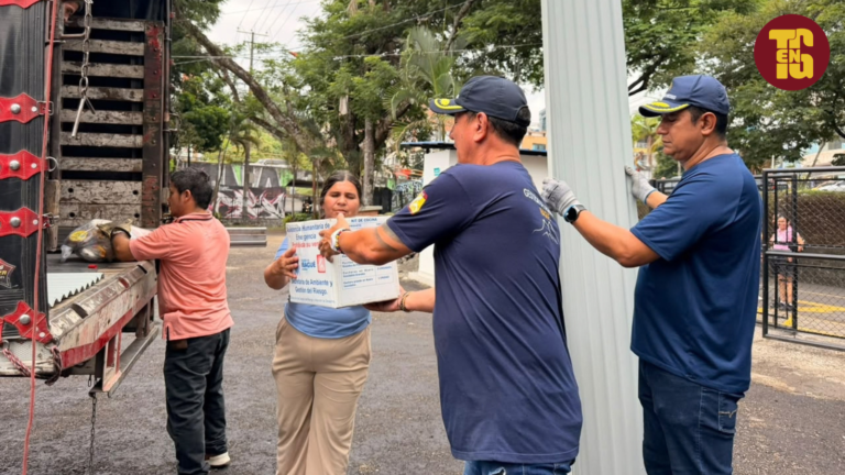 Entregan tejas y mercados a 24 familias damnificadas por lluvias en Ibagué
