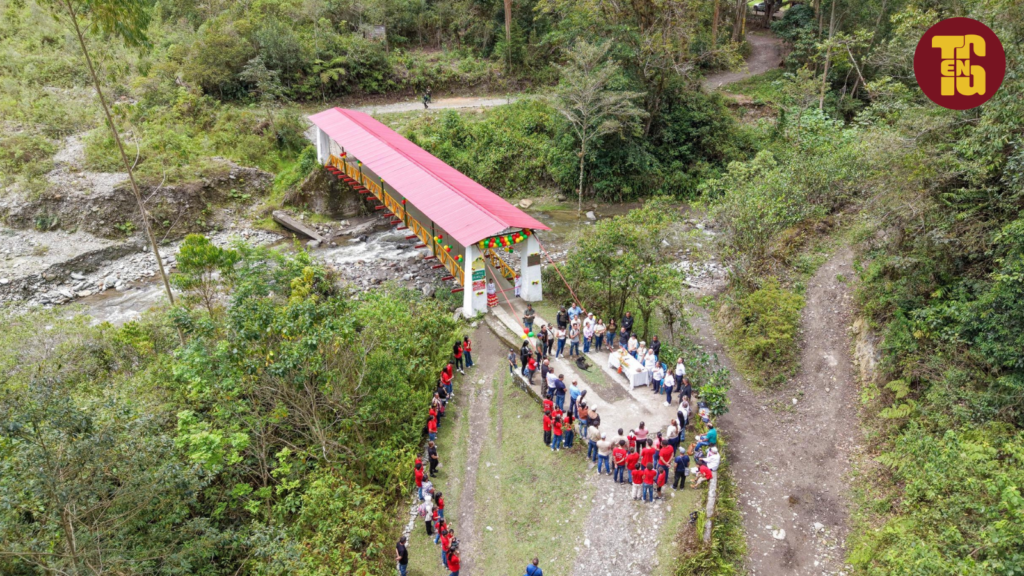 Entgan 500 metros de placa huella y nuevo puente vehicular en el Cañón del Combeima