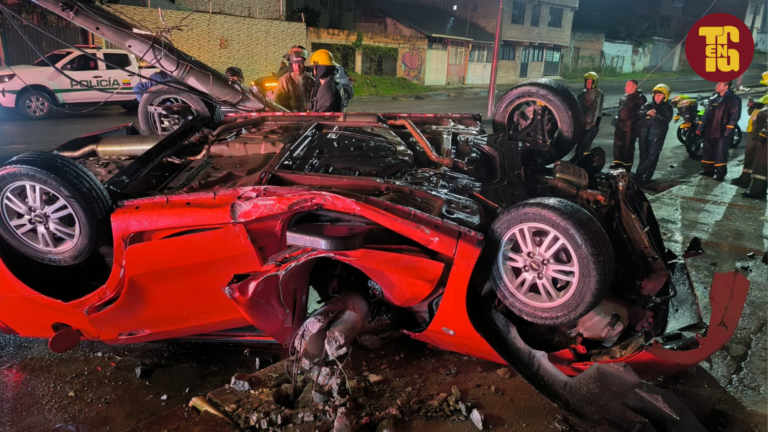 Bomberos liberan a dos atrapados tras choque en la ‘avenida fantasma’